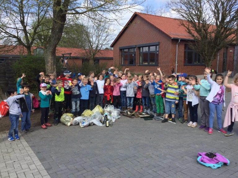 Grundschule Amelinghausen » Müllsammeln mit allen ersten Klassen